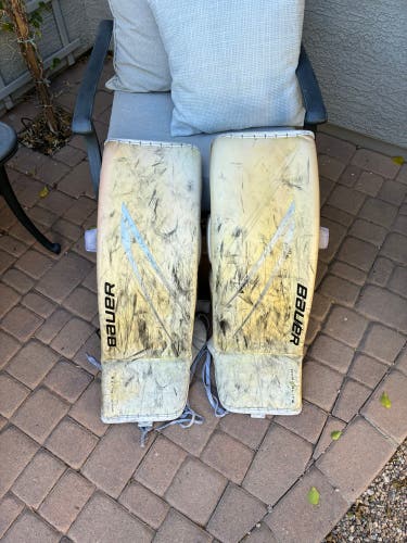 Medium Bauer Vapor Hyperlite 2 Goalie Leg Pads (Used)