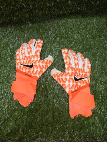 Nike Phantom Elite soccer goalkeeper gloves. Size 7
