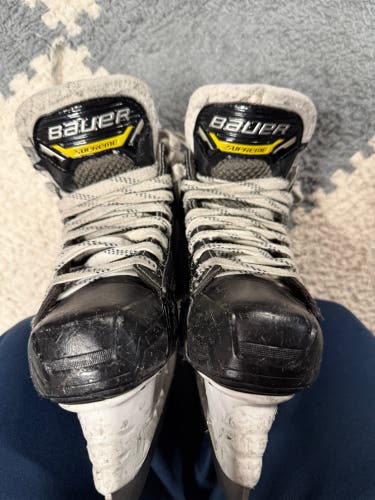 2022 Bauer Supreme M1 Hockey Skates Regular Width Size 1 (Used)