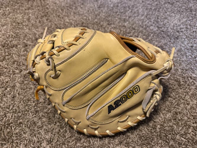 Wilson A2000 RH Catcher's Baseball Glove 33" (Used)