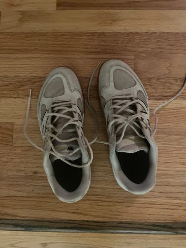 White Men's Size M 10.5 (W 11.5) Youth New Balance 3000v7 Low Top Turf Cleats (Used)