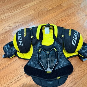 Medium Junior Bauer Supreme M3 Shoulder Pads (Used)