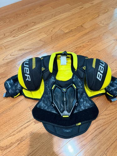Medium Junior Bauer Supreme M3 Shoulder Pads (Used)
