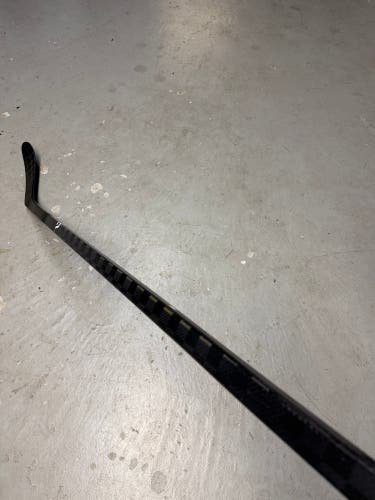 Senior PRO CARBON Pro Right Handed Hockey Stick Toe Pattern 95 Flex Pro Stock (Used)