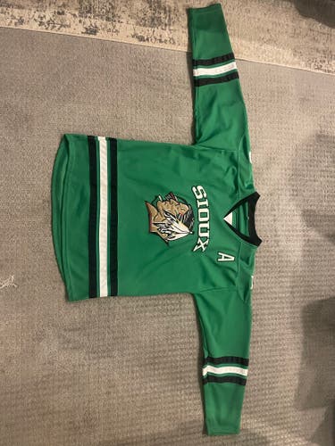 Jonathan Toews North Dakota Vintage Green Medium/Large Men's Jersey