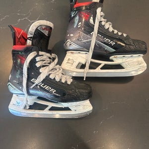 2023 Bauer Vapor X5 Pro Hockey Skates Regular Width Size 5 (Used)
