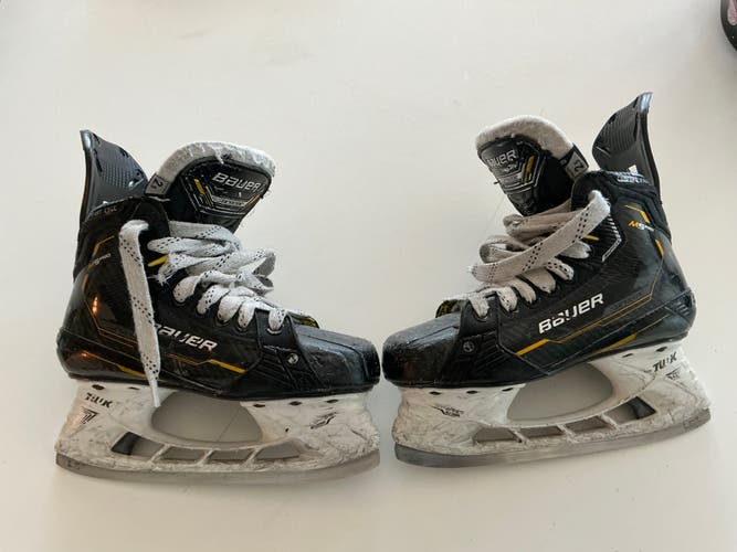 Bauer Supreme M50 Pro Hockey Skates Regular Width Size 2.5 (Used)