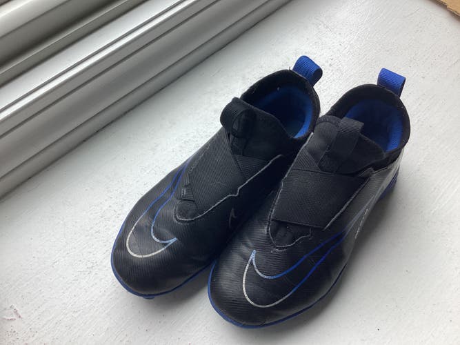Black Kids 4Y (Big Kids / Youth) Nike Indoor Cleats (Used)