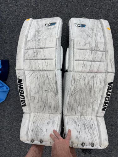 31" Vaughn Velocity V9 Goalie Leg Pads (Used)