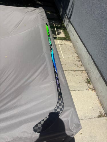 Senior Bauer Vapor Hyperlite 2 Right Handed Hockey Stick P28 70 Flex Pro Stock (New)