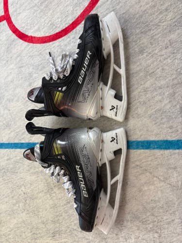 2023 Bauer Vapor Hyperlite 2 Hockey Skates Pro Stock 8 (Used)