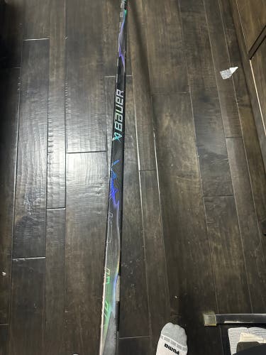 Senior Bauer Vapor Flylite Right Handed Hockey Stick P92M 102 Flex (Used)