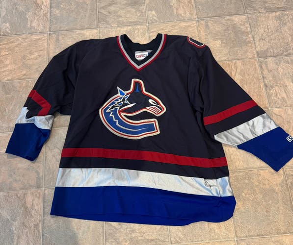 Canucks Jersey - Men’s Medium/Large