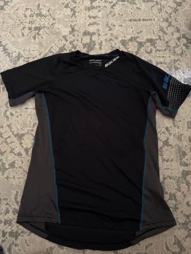 Bauer women’s cut performance tee size Small