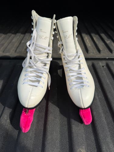 CCM Figure Skates B Adult 8 (Used)