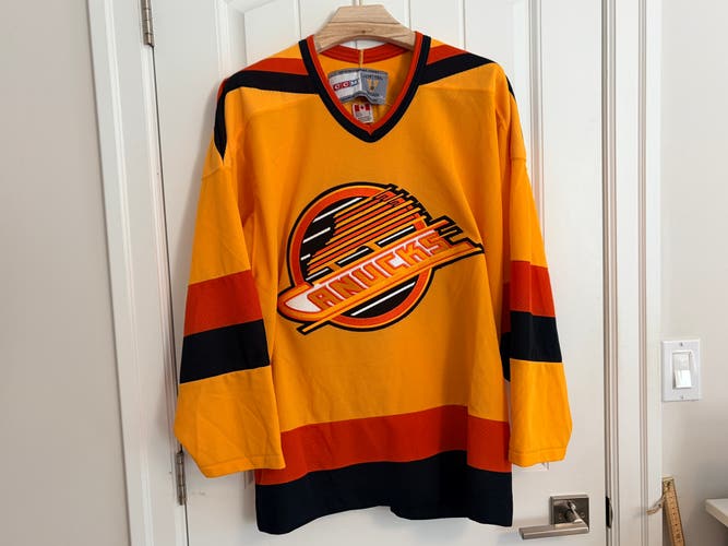 Authentic CCM Vancouver Canucks Vintage Hockey Yellow Skate Jersey Size Large