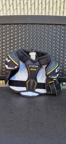 Medium Junior CCM Tacks 5092 Shoulder Pads (Used)