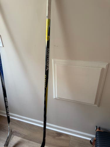 Senior Bauer Vapor Flylite Right Handed Hockey Stick Mid Pattern 82 Flex Pro Stock (Used)