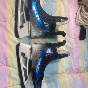 Blue 2023 Bauer Vapor Hyperlite 2 Hockey Skates Wide Width Pro Stock 7.5 (Used)