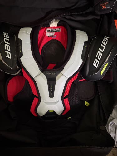 Men's Medium Intermediate Bauer Vapor Hyperlite Shoulder Pads (Used)