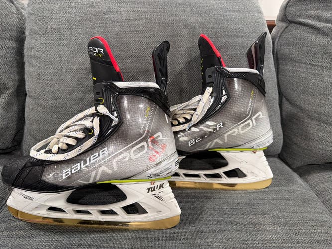 2021 Bauer Vapor Hyperlite Hockey Skates Regular Width 9 (Used)