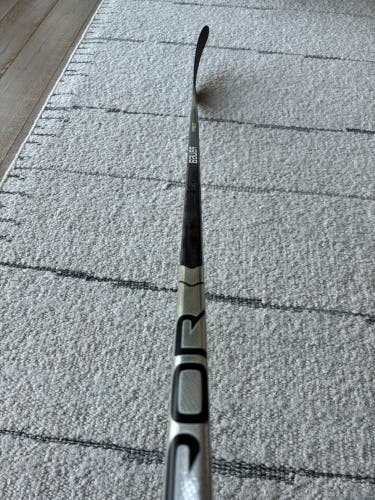 Senior Bauer Vapor Hyperlite Left Hand Hockey Stick P28 82 Flex (New)