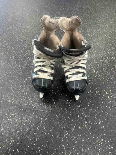Used Ccm V10 Junior Hockey Skate Junior 02 11849-s000020489