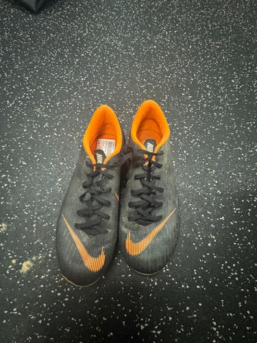 Used Nike Soccer Cleats Orange Junior 04.5 11849-s000026277