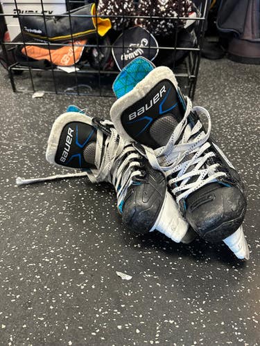 Used Bauer Xlp Junior Hockey Skate Junior 02 11849-s000026855