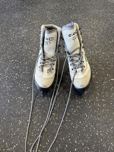 Used Ccm 50 Sale And Pellitier Junior Hockey Skate Junior 05 11849-s000036076