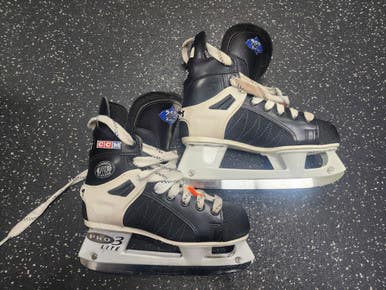 Used Ccm 252 Tacks Intermediate Hockey Skate Intermediate 3.5 11849-s000036567
