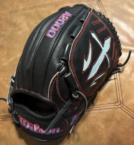 Pitcher's RH Wilson A2000 B23 Baseball Glove 12" (Used)