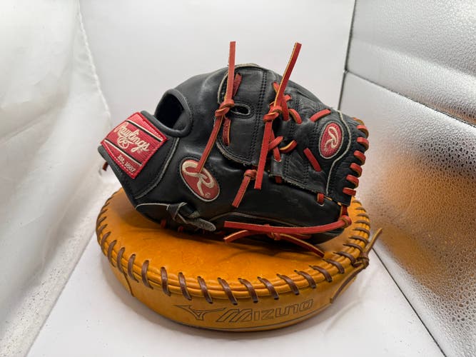 Pitcher's RH Rawlings Heart of the Hide Baseball Glove 11.5" (Used)