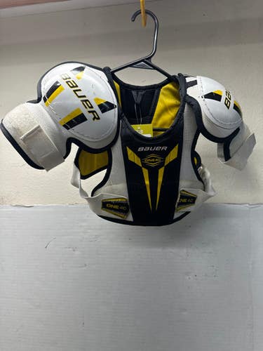 Used Bauer One 40 Junior Shoulder Pads White Black Yellow Sm 11835-s000193092