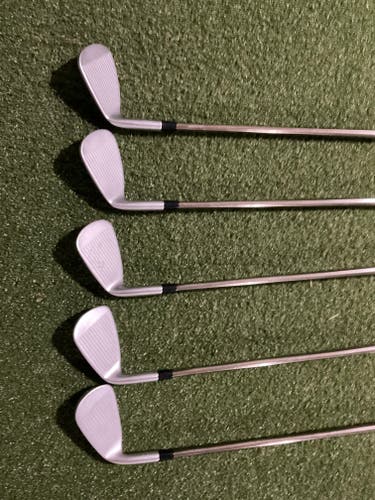 Men's Mizuno JPX 923 Hot Metal HL Right Handed Iron Set Senior Flex Graphite Shaft 5 Pieces (Used)