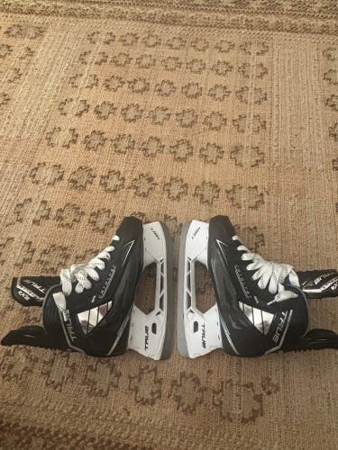 2024 True Catalyst 9x4 Hockey Skates Regular Width 7.5 (New)