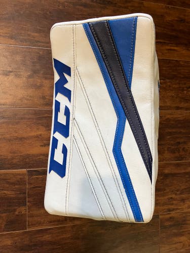 CCM Extreme Flex III Sr Blocker Regular Pro Stock