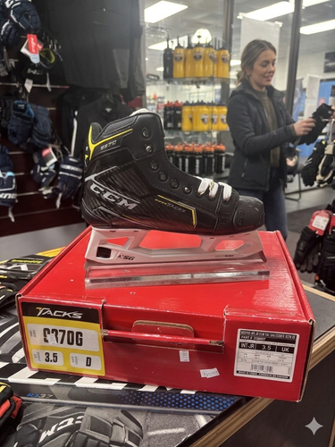 CCM 9370G Hockey Skates Size 3.5 Reg (New)