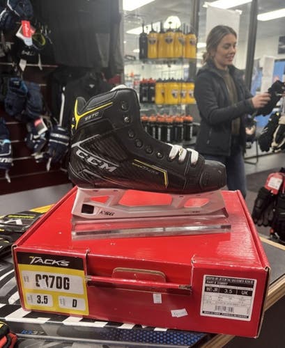 CCM 9370G Hockey Skates Size 3.5 Reg (New)