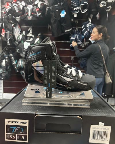 Black 2020 True TF7 Hockey Skates Regular Width Size 5.5 (New)