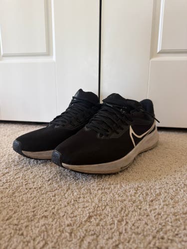 Black Unisex Size M 10.5 (W 11.5) Adult Nike Zoom Pegasus 39 Shoes (Used)