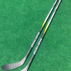 Junior Bauer Vapor Hyperlite 2 Hockey Stick Right Handed P28 40 Flex (New) 2 Pack