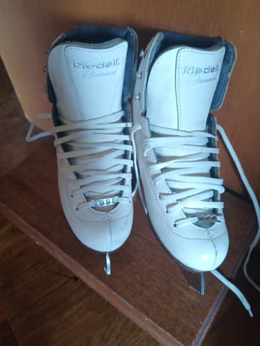 Riedell Diamond Figure Skates B Junior 2.5 (Used)