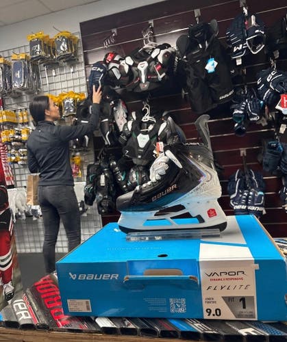 Black 2025 Bauer Vapor Flylite Hockey Skates Regular Width 9 (New)