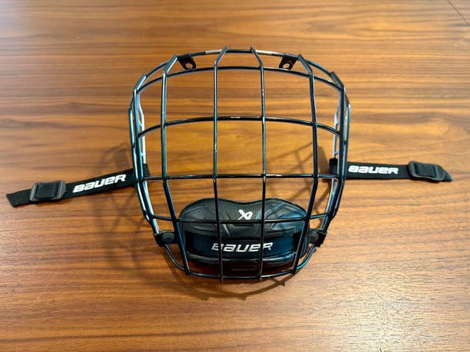 Small Bauer True Vision II Hockey Cage (Oreo)