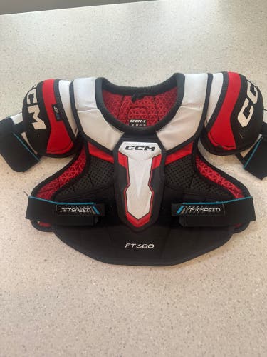 Medium Youth CCM JetSpeed FT680 Shoulder Pads (Used)