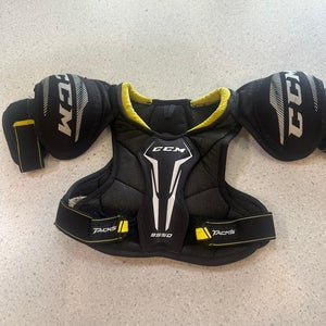 Small Youth CCM Tacks 9550 Shoulder Pads (Used)