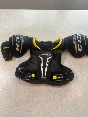 Small Youth CCM Tacks 9550 Shoulder Pads (Used)