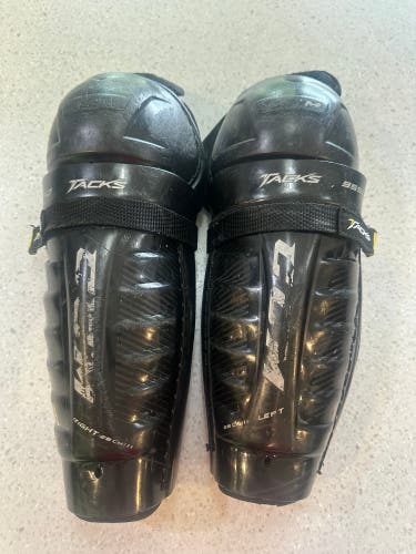 Junior CCM Tacks 9550 11" Shin Pads (Used)