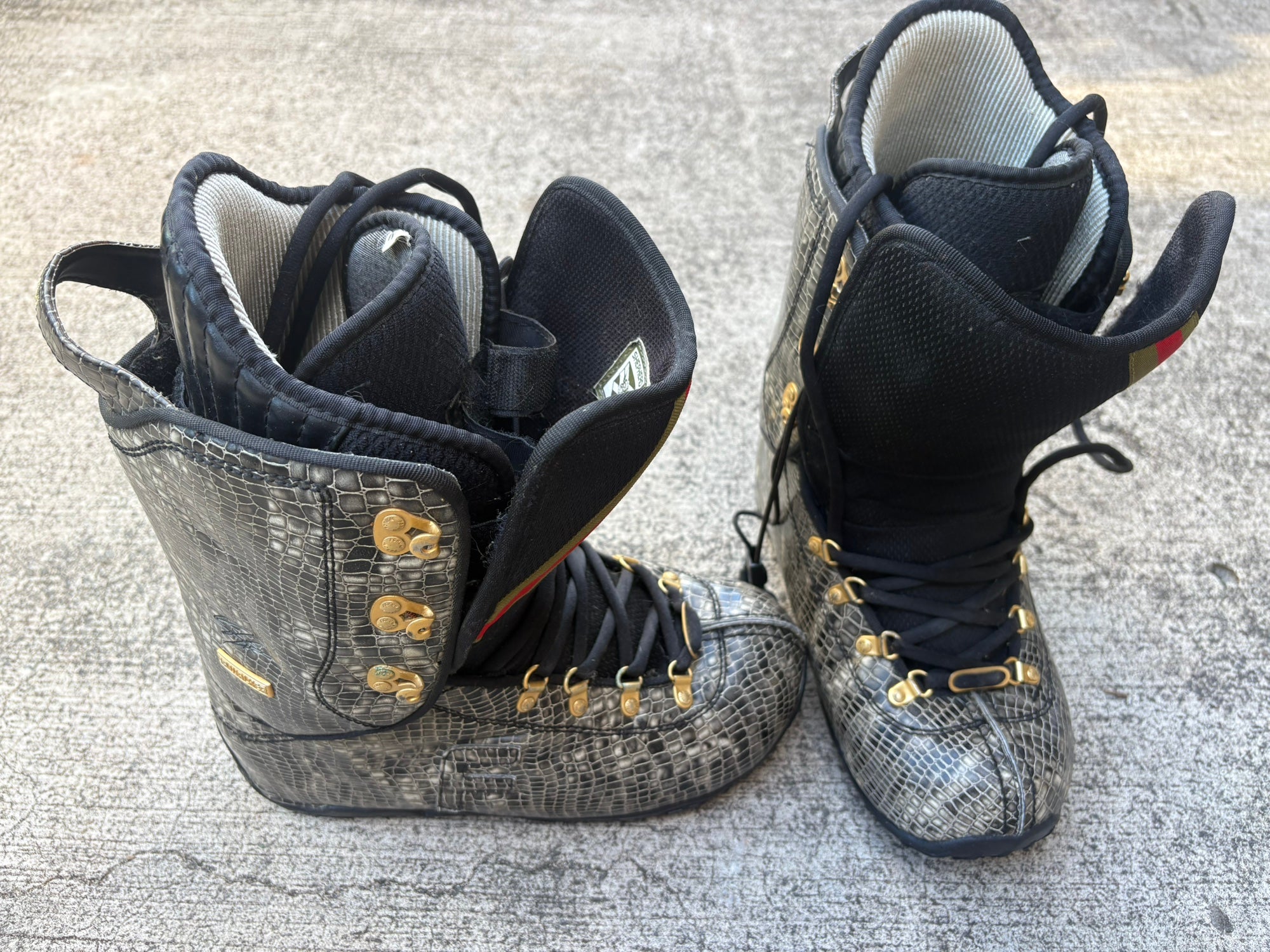 burton dominant snowboard snakeskin 2008 Limited edition Burton Dominant Snake/gator